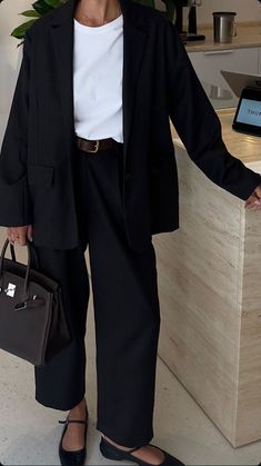 Trousers And Flats Outfit, Corporate Black Outfit, Trousers And Shirt Outfit, Summer Outfits Office, Black Trousers Outfit Work, Corporate Fashion Office Chic, The Row Aesthetic, Minimalist Work Outfit, Summer Business Casual Outfits