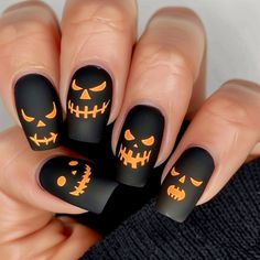 40 Short Halloween Nails That Are Going Viral On Social Media Short Halloween Nails, Daisy Acrylic Nails, Nails Trending, Spooky Designs, Halloween Nail Designs, Going Viral, Halloween Nail Art