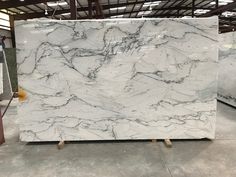 a marble slab is being displayed in a warehouse