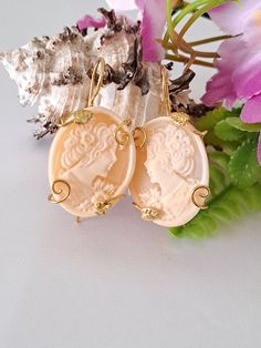 Gold-plated 925 silver pendant earrings with authentic sardonic shell cameo, handmade in Torre del Greco, depicting a woman's face 2.8 x 2.3 cm in size decorated with flowers and leaves in gold-plated 925 silver. hook closure. Length 4.5 cm Each earring weighs 6 grams.