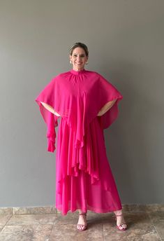 Ibbie Fuschia Dress elaborado en 65% cotton y 35% poliéster. Este hermoso traje tiene un zipper en la parte de atrás. Es un traje bastante formal, perfecto para graduaciones, y actividades no tan casuales. Elegant Pink Dress With Cape Sleeves, Pink Cape Sleeves Dress For Formal Occasions, Spring Formal Dress With Cape Sleeves, Pink Dress With Cape Sleeves For Formal Events, Pink Formal Dress With Cape Sleeves, Stretch Ruffled Dress For Gala, Pink Stretch Dress With Back Zipper, Pink Stretch Dresses With Back Zipper, Stretch Ruffle Dress For Gala