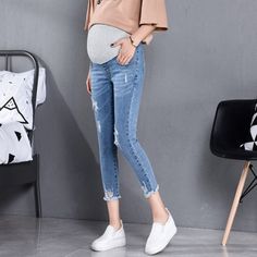 These high waist maternity jeans feature a relaxed boyfriend fit and side panels for extra comfort. Clothes For Pregnant, Fashion Maternity, Clothes For Pregnant Women, Pregnancy Wardrobe, Jeans High Waist, Comfortable Jeans, Maternity Jeans, Jeans Material, Pencil Pants