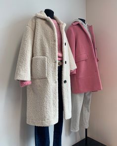 Tout Rose, Style Coat, Pink Coat, White Coat, Style Noir, Outfits Casuales, Pattern Paper, Capsule Wardrobe, Black Fashion