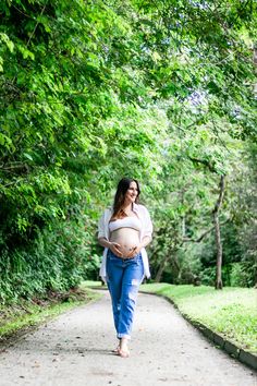 Ensaio gestante de Marielle e Maria Luiza, com 38 semanas e 5 dias. Look calça jeans e camisa branca, em meio à área verde da Riviera de São Lourenço - SP Belly Photos, Maternity Photography Outdoors, Baby Announcement Pictures, Spring Maternity, Maternity Photography Poses