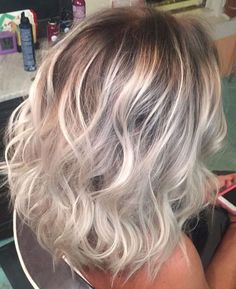 Wish I could do this with my hair Mob Hair, Bombshell Blonde, Blond Beige, Beige Painting, Wavy Haircuts, Medium Short Hair, Hair Color Balayage, Cut My Hair