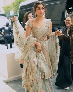 Metgala Aesthetic, Alia Bhatt Indian Wear, Thrift Store Clothes, Photos Of Celebrities, Dental Photography, Saree Ideas, Trendy Outfits Indian, Silk Sarees Online Shopping, Fancy Sarees Party Wear