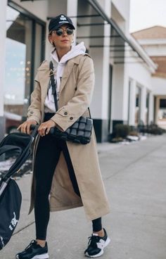 Trench Coat Sport Outfit, Women’s Rainy Day Outfits, Trench Coat Airport Outfit, Airport Look Winter, Casual Trench Coat Outfit, Nb 327, Look Boho Chic, 2024 Outfits