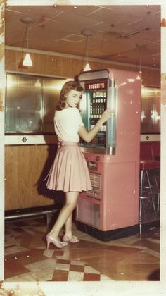 Immerse yourself in the nostalgia of the 1950s with this delightful scene of a stylish lady choosing her favorite melody from a classic jukebox. Perfect for those who love a blend of fashion and music from yesteryear! 🎶👠 Pin this to your Vintage Lifestyle board! 50s Advertisements Women, 50s Aesthetic Housewife, 1950s Preppy Style, Vintage Style 60s, Photos From The 50s, 50s Outfits Casual, 50s Style Aesthetic, Vintage Casino Outfit, 1950s Black Fashion