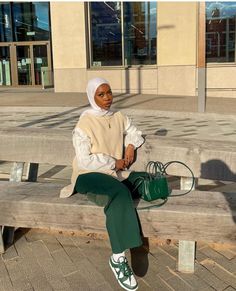 Hijab Summer Outfits 2022, Winter Hijabi Outfits, Green Hijab Outfit, Stylish Hijab Outfits, Hijab Fashion Winter, Outfit Voile, Winter Hijab Outfits, Board Lamp, Note Board