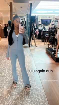 Lulu Jacket Outfit Ideas, Lulu Set Black Women, Lululemon Outfit Gym, Lululemon Set Outfit, Lulu Lemon Set, Cute Lulu Outfits, Workout Sets Outfit Aesthetic, Lululemon Outfit Black Women, College Outfits Comfy Summer