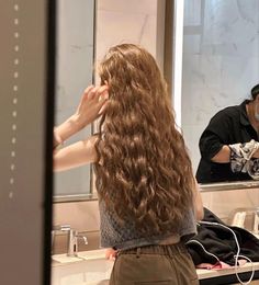 Light Brown Hair Wavy Natural, Long Messy Wavy Hair, How To Get Wavy Hair, Wavy Light Brown Hair, Hippie Perm, Emo Shag, Wavy Hair Inspiration, Slightly Wavy Hair, Beautiful Wavy Hair