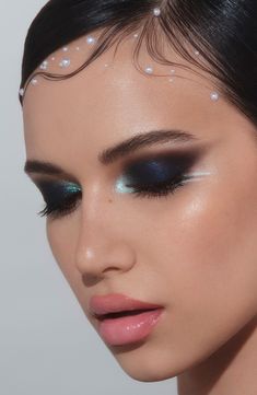 What it is: An all-in-one galaxy-inspired eyeshadow collection for instant on-the-go to ultraglam looks.What it does: Inspired by explosively sparkling, star-filled galaxies, this palette contains 12 pigmented eyeshadows ranging from neutral to turquoise tones in matte and intensely reflective metallic finishes. This essential collection features an easy-to-blend formula and a versatile color range for creating everything from subtle to dramatic summer eye looks.Shades include:- Galaxy (matte de Smokey Eye Looks For Green Eyes, Jewel Toned Eyeshadow Looks, Space Inspired Makeup, Kaleidoscope Makeup, Galaxy Inspired Makeup, Space Makeup Looks, Summer Eye Looks, Eye Makeup Euphoria, Urban Decay Smokey Palette