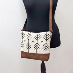 ✅Small Crossbody bag aztec print by DiahoBag on Etsy https://www.etsy.com/listing/688317890/small-crossbody-bag-aztec-print-vegan - cute bag, but smaller than i like. Aztec Bag, Waxed Canvas Tote Bag, Pattern Purse, Handpainted Bags, Cotton Polyester Fabric, Crossbody Bags For Travel, Painted Bags, Vegan Bags, Aztec Pattern