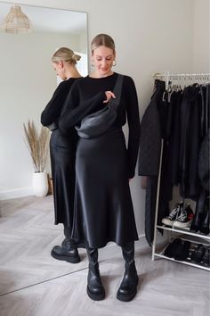 Silk Skirt Outfit, Black Satin Skirt, Satin Skirt Outfit, Black Skirt Outfits, Winter Skirt Outfit, Chique Outfits, Looks Street Style, Looks Black, All Black Outfit