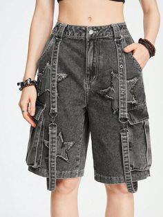 Women Denim Shorts, Estilo Harajuku, Denim Shorts Outfit, Dope Outfits For Guys, Mens Fashion Jeans, Quick Outfits, Embellished Denim, Shorts Denim