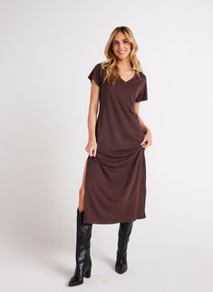 Bella DahlKnit V - Neck Maxi Dress - Chestnut BrownDresses Short Sleeve Maxi Dress, Nye Outfits, Bella Dahl, Knit Maxi Dress, Short Sleeve Maxi Dresses, Chestnut Brown, Sleeve Maxi Dress, Maxi Knit Dress, Denim Jumpsuit