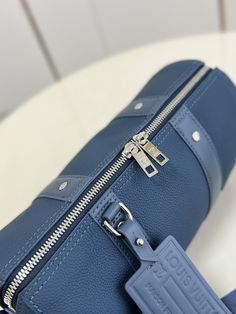 Description L.V City Keepall Aerogram Blue For Men, Bags, Shoulder And Crossbody Bags 10.6in/27cm LV Rep 1:1 Size: 27 x 17 x 13 cm / 10.6 x 6.7 x 5.1 inches (Length x Height x Width) Inspired by L.V’s historic Keepall bag, the City Keepall bag is a compact and stylish everyday companion. This version is crafted in buttery-soft Aerogram in an elegant shade of grey, embellished with a signature name tag and the ‘LV’ initials in tone-on-tone metal. It also comes with an adjustable strap for comfort Blue For Men, Fan Fashion, Name Tag, New Bag, Brunei, Blue Man, Evening Bags, Louis Vuitton Bag, Mini Bag