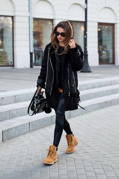 Black Shearling Jacket, Chique Outfit, Yellow Boots, Shearling Jacket, Mode Inspiration