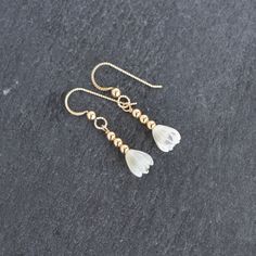 Trendy twist on the beautiful Pikake earring. Crisp, white mother of pearl hand carved Pikake bead paired with your choice of wither gold filled or sterling silver accent beads. Pikake beads measure approximately 8mm. This material will NOT tarnish and can even get wet! Dainty White Beaded Earrings For Gifts, Bridesmaid Earring, Diy Jewelry Earrings, Paper Earrings, Pearl Bangle, Snowflake Earrings, Earrings Inspiration, Pretty Earrings, Trendy Style