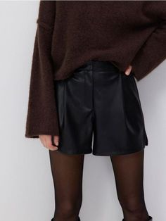 Reserved - Shorts aus Kunstleder - hohe Taille,Reißverschluss und Hakenverschluss,zwei Seitentaschen,Falten vorn,Lässig geschnittene, kurze Beine Leather Shorts, Business Outfits, New Yorker, Outfit Inspo, Leather, Quick Saves