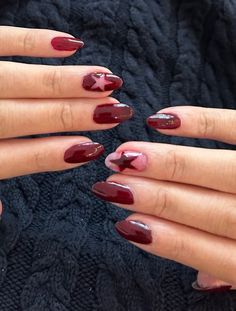 Lana Del Ray Nails Aesthetic, Star Red Nails, Laufey Inspired Nails, Lana Del Rey Red Nails, Ldr Nails, Mazzy Star Nails, Laufey Nails, Star Nails Ideas, Red Nails With Star