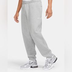 New With Tag - Nike Solo Swoosh Heavy Fleece Plants Grey Heather - Cw5460-063 Nike Pants Mens, Tapered Joggers, Nike Outlet, Nike Fit, Tracksuit Pants, Nike Fleece, Nike Joggers, Nike Sweatpants, Polyester Pants