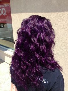 Purple Hair Colors Ideas, Perpul Hair Color Ideas, Darker Purple Hair, Hairdye Ideas Purple, Hair Dye Ideas Wavy Hair, Curly Violet Hair, Dyed Hair Wavy, Dark Dyed Hair Colors