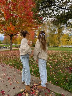 Sweater weather, fall fashion, fall outfit, fall outfit ideas, matching bestie pics Studera Motivation, Thanksgiving Outfit Ideas, Cute Thanksgiving Outfits, What To Wear Fall, Minimalist Closet, Thanksgiving Outfits