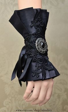 Goth Bracelets, Goth Wedding Jewelry, Steampunk Mode, Moda Steampunk, Elegant Goth, Mode Steampunk, Goth Wedding, Steampunk Wedding, Steampunk Accessories