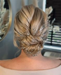 #прически#hairstyles Ballroom Dancing Hairstyles, Intricate Hairstyles, Guest Hair, Bridal Hair Buns, Hair Idea, Hair Model, New Hairstyle, Glitter Hair