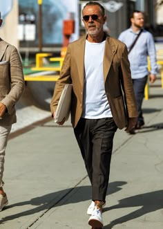 Italian Fashion Street, Mens Fashion Business Casual, Suit Style, Men's Wardrobe, Mens Casual Outfits