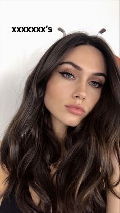 Victoria brono Brown Hair And Grey Eyes, Grey Eyes, Foto Art, Looks Vintage, Dark Hair, Green Eyes, Aesthetic Girl, Hair Goals, Makeup Inspiration