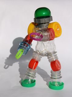 Bottle robot- toys from trash Toys From Trash, Mainan Diy, Kule Ting, مشروعات العلوم, Trendy Toys