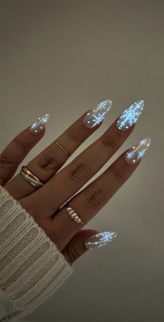 #WinterNails #NailArtIdeas #SeasonalNails #WinterNailDesigns #CozyNails #FrostyNails #WinterManicure #HolidayNailArt #NailInspiration #ChicWinterNails Easy Nail Snowflake Design, Basic Winter Acrylic Nails, Christmas Nails Glow In The Dark, Light Blue Glitter Ombre Nails, Snowflake Nails Almond Shape, Xmas New Years Nails, Simple Aesthetic Christmas Nails, New Years Eve Wedding Nails, Snowflake Nail Art Designs