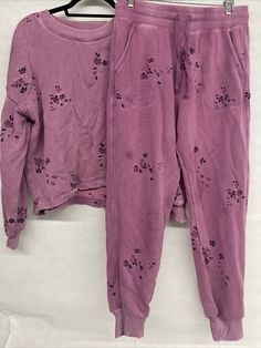 2PC SET SPLENDID PURPLE FLOWER FLORAL EMBROIDERY SWEATSHIRT SWEATPANTS SZ MEDIUM. Purchased from Dillards last fall Purple with embroidery flowers Sweatpants joggers Crew sweatshirt I wore this a few times, but there are some "water" or oily looking stains mostly on the pants I washed them and it seemed like more spots came to surface ...so maybe they need washed again Purple Cotton Sweatpants For Spring, Purple Sweatpants With Pockets For Spring, Casual Purple Sweats For Loungewear, Spring Purple Sweatpants With Pockets, Casual Purple Loungewear Sweats, Purple Cotton Sweatpants For Loungewear, Purple Relaxed Fit Sporty Sweatpants, Purple Sweatpants Set, Purple Cotton Sweatpants For Streetwear