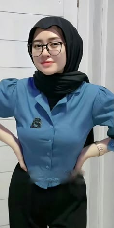 Video Hijab, Foto Cewek Hijab Aesthetic, Hijab Aesthetic, Pose Inspiration, Muslim Women Hijab, Muslim Hijab, Angel Girl, Hijab Chic, Beautiful Angel