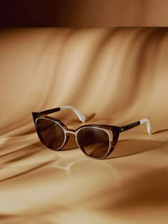 Sunglass Photography, Creative Sunglasses, Eyewear Photography, Glasses Inspiration, Ads Creative Advertising Ideas, Ad Fashion, Graphic Design Photoshop, Sunglasses Logo, Still Photography