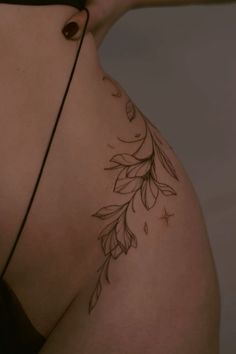 the back of a woman's breast with leaves on it