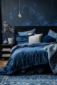 14 Black and Blue Bedrooms for a Modern Look! - My Decor Inspo Bed Rooms Design Modern Luxury, Pottery Barn Hacks, Fall Bedroom Ideas, Black White Bedrooms