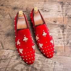 Red Embellished Loafers.Please Purchase On Website For Tracking Purposes Www.Aceshoesstore.Com Mens Italian Dress Shoes, Velvet Dress Shoes, Loafer Shoes For Men, Mens Loafers Shoes, Designer Wedding Shoes, Velvet Loafers, Red Fall, Shoes Handmade, Driving Loafers