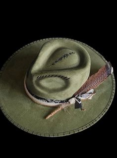 Hat Ideas Men, Magical Hands, Canada Country, Army Hat, Green Hats, Hat For Man, Beautiful Hats, Brim Hat