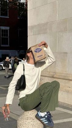 New york style, casual women’s outfit, summer outfit inspo, cargo pants, adidas outfit, sambas, olive green, shoulder bag, instagram inspo Green Pants Outfit, Cargo Outfit, Game Mode, Skandinavian Fashion, Cargo Pants Outfit, Green Pants, Street Style Inspiration