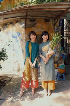 Vietnamese Street Style, Vietnamese Street Fashion, Au Dai, Vietnamese Traditional Clothing, Tet Holiday, Vietnamese Clothing, Modesty Outfits, Outdoor Portraits, Soft Classic