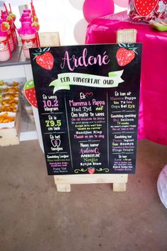 a chalkboard sign that says ardene en unnervie oud with strawberries on it