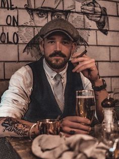 Modern Peaky Blinders Style, Peaky Blinders Fashion, Mode Rockabilly, Older Mens Fashion, Mens Vest Fashion, Peaky Blinders, Gentleman Style, Hair And Beard Styles, Beard Styles