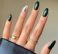 Emerald Green Nails, Aesthetic Nail Art, Santa Nails, Aesthetic Nail, Candy Cane Nails, Green Nail Designs, Classic Nails, Striped Nails, Winter Nail Designs