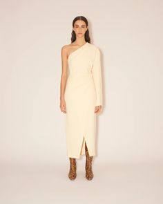 Continuing Nanushka’s reinterpretation of the wrap dress this season, Florence cuts a dramatic asymmetric silhouette with one fluted sleeve. Draped at the waist and shoulder for a fluid fit, our vanilla boucle crepe brings a luxurious mood to the style. DETAILS Model is 179 cm (5’10’’) tall and wears a size S. Body: 64% TRIACETATE 36% POLYESTER Lining: 56% ACETATE 44% VISCOSE London College Of Fashion, Wrap Dress Floral, Ladies Dress Design, Luxury Fabrics, Xl Dress, Florence, One Shoulder Formal Dress, One Shoulder Dress, Designer Dresses