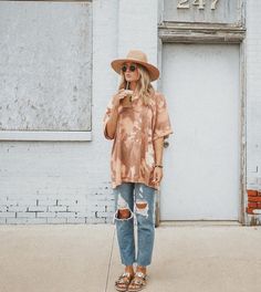 Laid Back Street Style, Afternoon Dinner Outfit, Boho Modern Style Outfit, Boho Chic Mom Style, Mom Boho Style Outfit Ideas, Outfit Ideas With Hats Summer, Hippie Mom Outfits, Urban Boho Outfits, Arizona Style Outfits