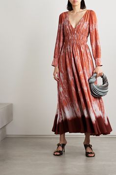 The beautifully detailed pattern throughout Altuzarra's 'Kathleen' maxi dress is created using time-honored Japanese shibori techniques. It's made from lightweight crepe de chine and has textural gathered detailing and an elasticated waist that tempers the floaty shape. Sunset Tie Dye, Floral Hair Crown, Japanese Shibori, Shibori Techniques, Flowy Style, Nye Outfits, Party Fits, V Neck Midi Dress, Swimsuit Dress