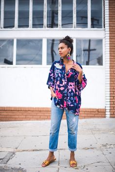 Add Color To Outfits, Boho Outfits Colorful, Ohana Party, Summer 2023 Street Style, Floral Shirt Outfit, Look Jean, Street Style Chic, Denim Outfit, Spring Summer Outfits